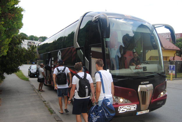 Nástup hráčov do autobusu počas futbalovej exhibície v Sabinove.