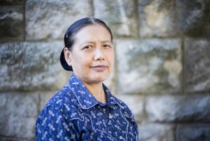 Jun Li (56) pochádza z provincie Liaoning, mesto Dalian. Od roku 1995 praktizuje Falun Gong. Po začiatku prenasledovania prívržencov bola štyrikrát zatknutá, dvakrát ju poslali do 
pracovného tábora Masanjia, označovaného za "peklo na zemi". Z Číny sa jej napokon podarilo uniknúť a v súčasnosti žije v Nemecku