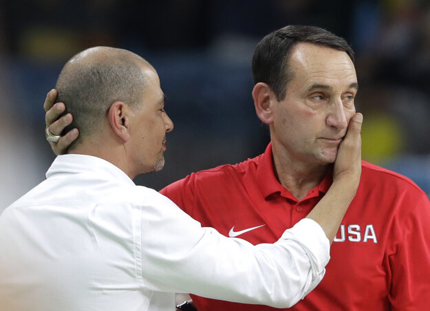 Tréner Argentíny Sergio Santos Hernandez blahoželá Mikeovi Krzyzewskému k víťazstvu v zápase na olympijských hrách.
