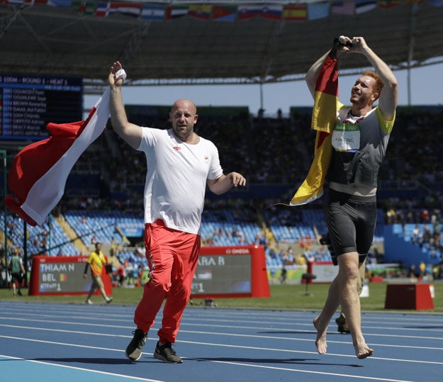 Piotr Malachovski počas oslavného kola víťazov diskárskej súťaže. Neskôr priznal, že bojoval o zlato, ale teraz vyzýva všetkých, aby bojovali o niečo cennejšie. Život chorého chlapca.