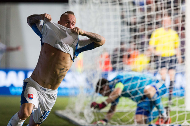 Miroslav Stoch sa teší zo svojho asi najslávnejšieho gólu v národnom tíme - do siete Ikera Casillasa v kvalifikačnom súboji proti Španielsku o postup na EURO 2016 vo Francúzsku.