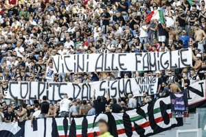 Spomienku na obete podporili aj fanúšikovia, keď vytiahli transparent s nápisom: "Blízko rodinám obetí zemetrasenia."