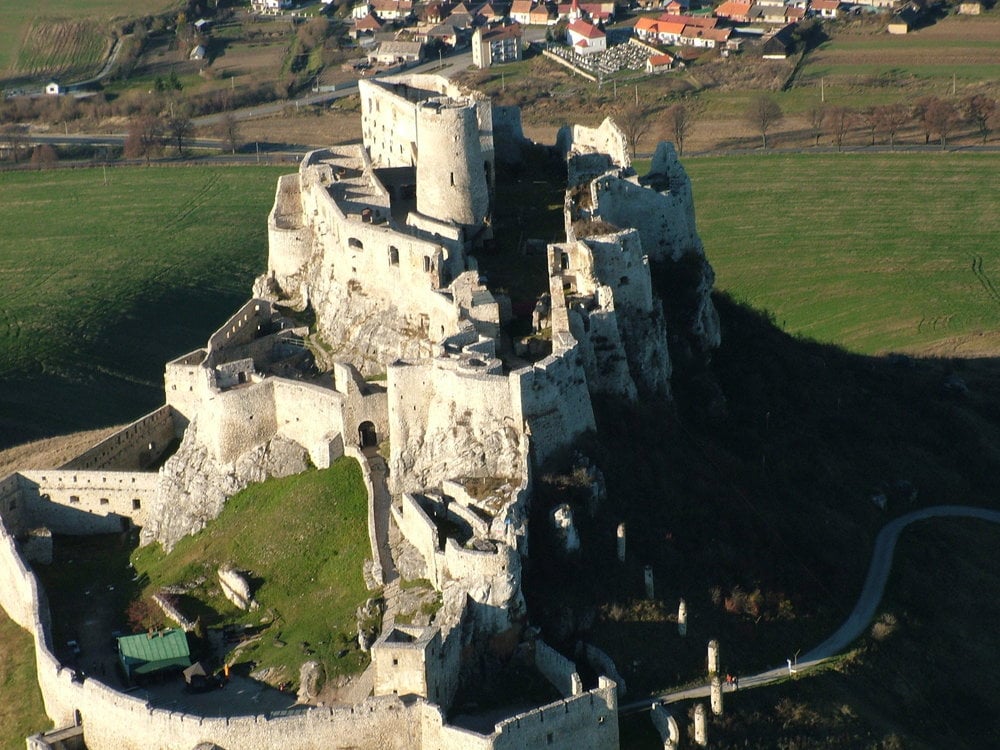 Spišský hrad má rozlohu štyri hektáre a je na šiestom mieste.