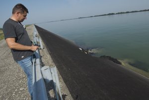 Minister životného prostredia SR László Sólymos na mieste nehody, kde výletná loď so švajčiarskou vlajkou narazila v nedeľu nadránom do brehu Dunaja pri obci Vojka nad Dunajom.