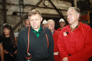 Pokiaľ budem predsedom vlády, moja vláda sa nebude nikdy otáčať baníkom chrbtom. Uviedol to 10. septembra 2016 premiér Robert Fico (Smer) v súkromnej hnedouhoľnej  spoločnosti Hornonitrianske bane Prievidza, kde sfáral v Bani Nováky pri príležitosti osláv Dňa baníkov. Na snímke je s generálnym riaditeľom a spolumajiteľom baní Petrom Čičmancom po vyfáraní z bane.