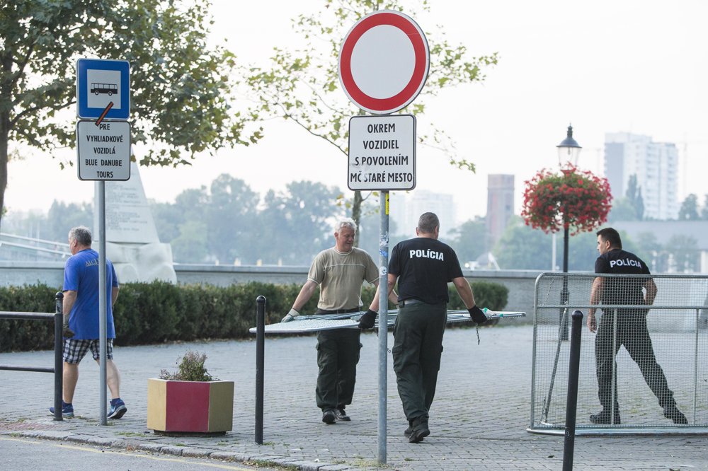 Polícia v uliciach Bratislavy počas summitu EÚ.