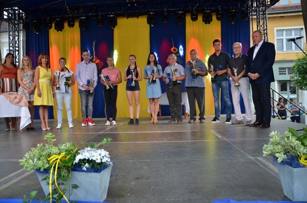 Ocenení športovci spolu s primátorom Rožňavy Pavlom Burdigom (vpravo) a prednostkou mestského úradu Erikou Mihalikovou (vľavo).