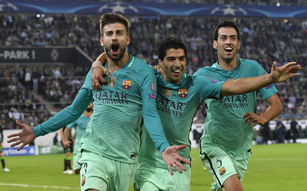 Barcelona zvládla duel v Nemecku aj bez Lionela Messiho. Rozhodujúci gól strelil Gerard Piqué (vľavo).