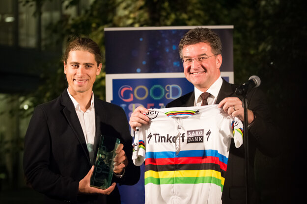 Majster sveta a Európy v cestnej cyklistike Peter Sagan a minister zahraničných vecí a európskych záležitostí Miroslav Lajčák počas odovzdávania čestného titulu Veľvyslanec značky Dobrý nápad Slovensko - Good Idea Slovakia v rámci stretnutia