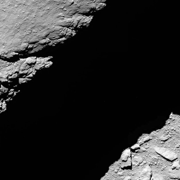 Záber z výšky 1,2 kilometra. Jeden pixel na snímke predstavuje 2,3 centimetra a záber pokrýva plochu tridsiatich metrov. (zdroj: ESA/ROSETTA)