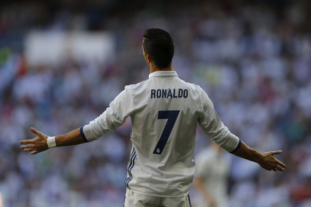 Cristiano Ronaldo rozhadzuje rukami počas zápasu Realu Madrid proti Eibaru.