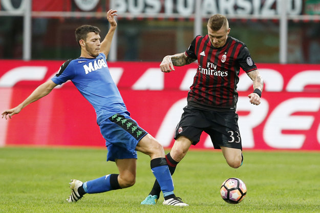 Juraj Kucka (vpravo) bojuje o loptu s hráčom Sassuola Lucom Mazzitellim.