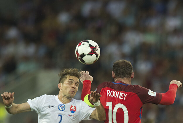 Wayne Rooney (vpravo) zvádza hlavičkový súboj s Petrom Pekaríkom.