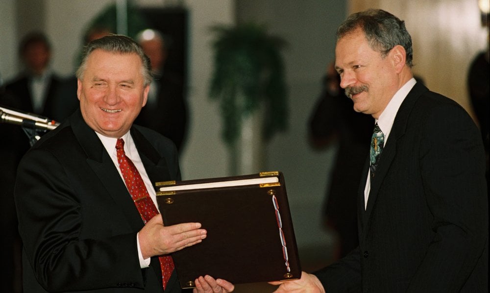 Michal Kováč preberá z rúk predsedu NR SR Ivana Gašparoviča Ústavu Slovenskej republiky počas slávnostnej inaugurácie na Bratislavskom hrade 2. marca 1993.