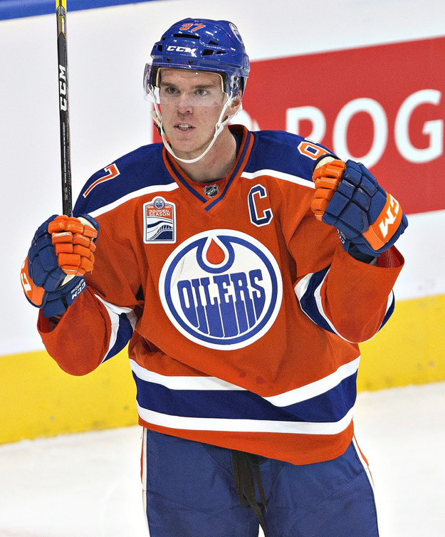 V oboch zápasoch potiahol Oilers za víťazstvom McDavid, ktorý sa vo veku 19 rokov a 266 dní stal najmladším kapitánom tímu NHL v histórii.