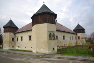 Celkový pohľad na kaštieľ. 
