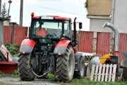 Traktor si ľudia pochvaľujú. Vraj bol predražený o 250%.