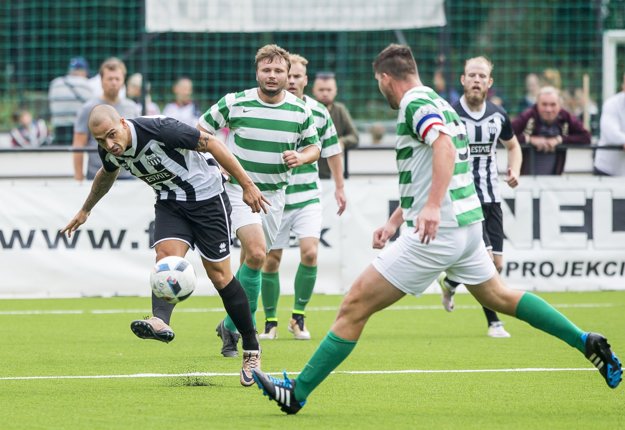 Juraj Piroska (vľavo) v súboji proti futbalistom Limbachu.
