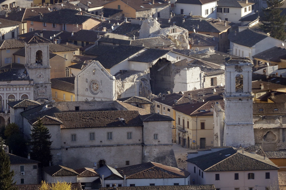 Na snímke celkový pohľad na zničenú Katedrálu sv. Benedikta v stredotalianskom historickom meste Norcia po silnom zemetrasení.