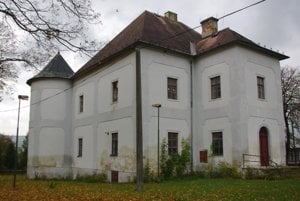 Celkový pohľad na kaštieľ v Krivanoch.