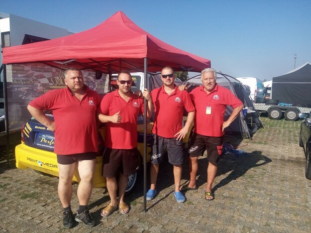 Palki Racing Team. Zľava Adrián Kramer, Palki, Miro Jarábek, Vilo Jarábek.