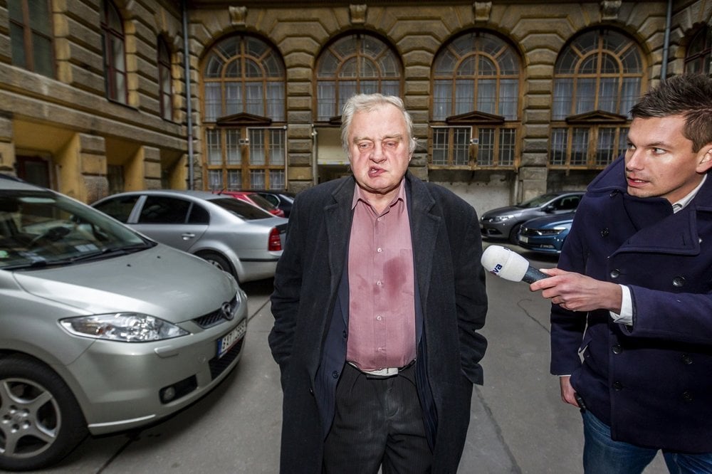 ĽUDIA, O KTORÝCH SA HOVORÍ: Petr Topič, Mafra - Miloslav Ransdorf prichádza zo švajčiarskej banky. Europoslanec Miloslav Ransdorf prichádza k špičkám KSČM vysvetliť svoje angažovanie v zürišskej banke. V Švajčiarsku bol zadržaný kvôli neoprávnenému pokusu o výber 350 miliónov eur.