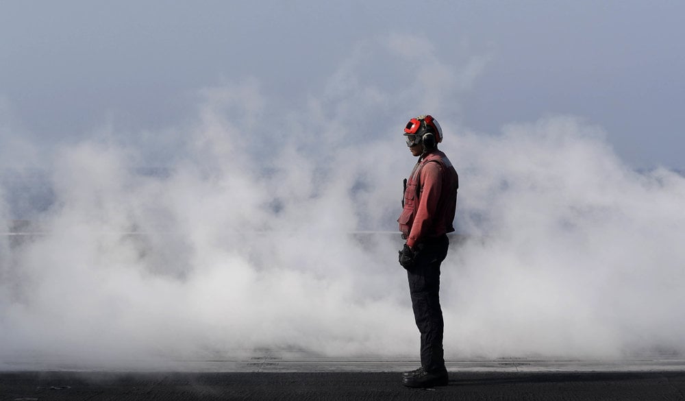 Člen palubného personálu americkej lietadlovej lode USS Dwight D. Eisenhower. FOTO - TASR/AP
