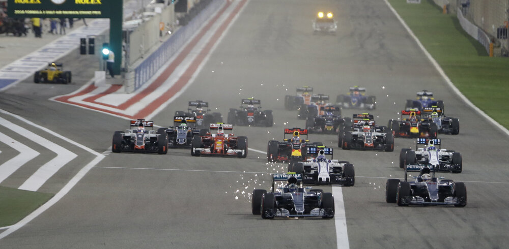 V Bahrajne opäť štartoval z pole position Lewis Hamilton, hneď po štarte ho predbehol Nico Rosberg.