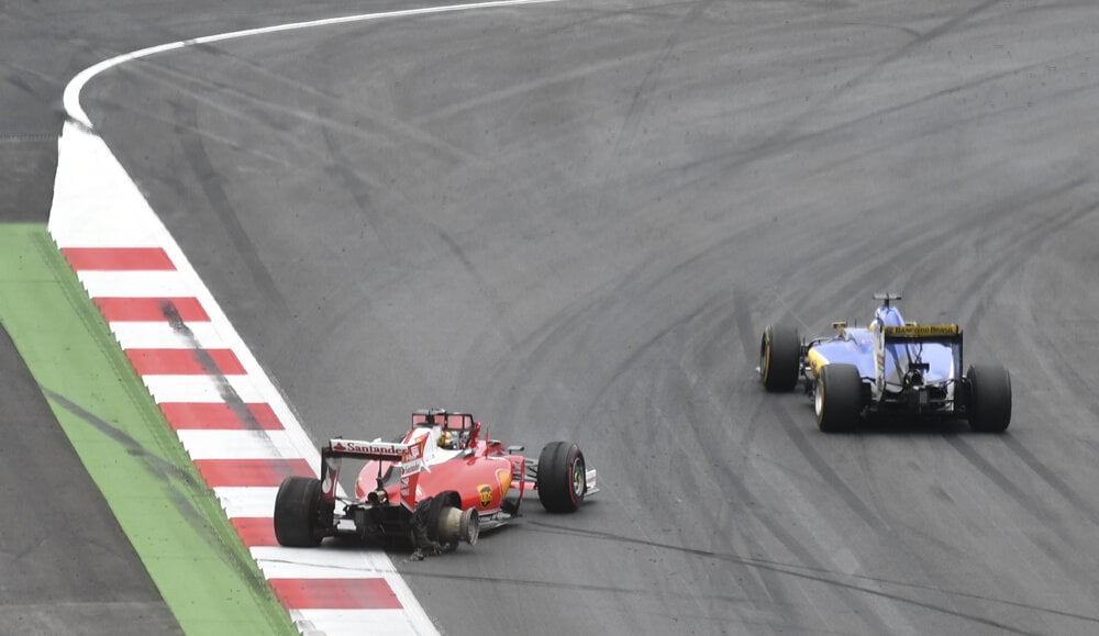 Sebastian Vettel na Ferrari vyletel z trate, obchádza ho Marcus Ericcson počas Veľkej ceny Rakúska.