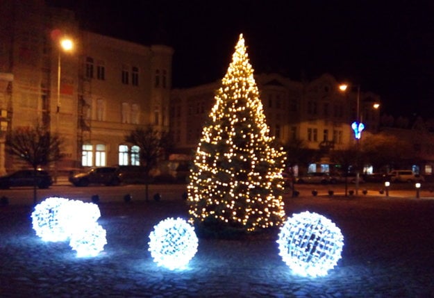 Námestie sa dnes rozžiarilo.