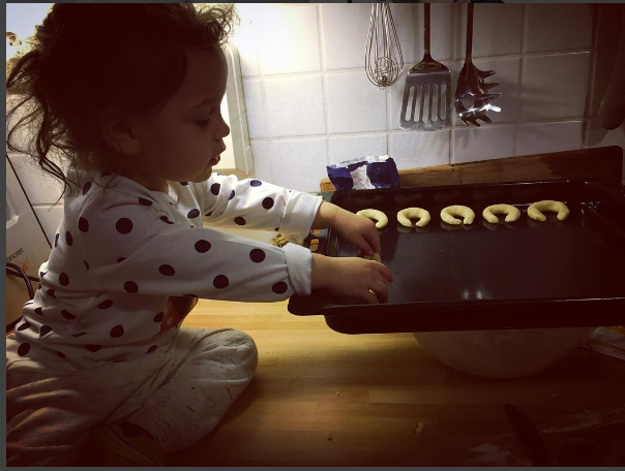 Multifunkčná mama. Speváčka Tina toho so svojimi deťmi stíha naozaj dosť. S dcérkou napiekli vianočné koláčiky, so synom si zašli na klzisko a vyšantili sa na korčuliach. (zdroj: instagram)