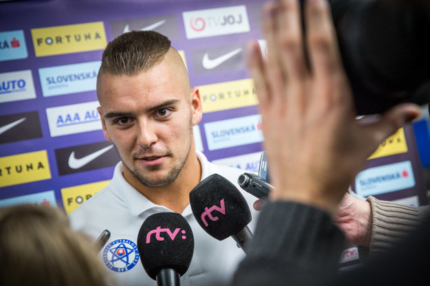 Adam Jakubech odpovedá na otázky novinárov na zraze seniorskej reprezentácie.