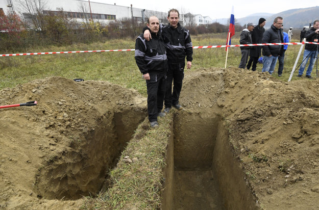 Bratia Skladanovci zo želiezovskej pohrebnej služby vyhrali súťaž vo výkope hrobov.