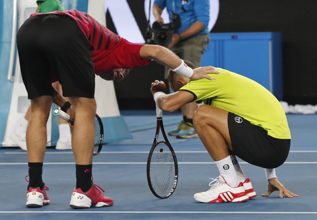 Wawrinka napálil halfvolejom Kližana do stehna a následne sa mu išiel na druhú stranu kurtu ospravedlniť.