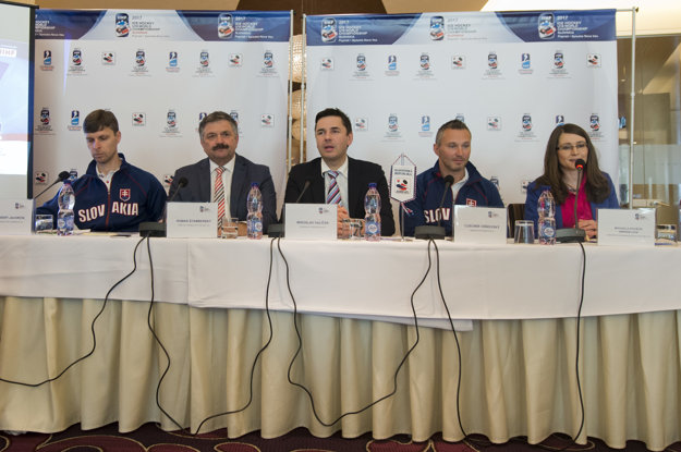 Na snímke sprava riaditeľka pre komunikáciu MS U18 Michaela Kováčik Grendelová, ambasádor šampionátu Ľubomír Višňovský, generálny sekretár SZĽH Miroslav Valíček, riaditeľ turnaja IIHF MS U18 Roman Štamberský a tréner reprezentácie do U18 Norbert Javorčík počas tlačovej konferencie k MS v ľadovom hokeji U18, ktoré sa odhrajú na Slovensku v mestách Poprad - Spišská Nová Ves.