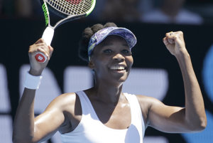 Venus Williamsová sa teší z víťazstva nad Nemkou Monou Barthelovou.