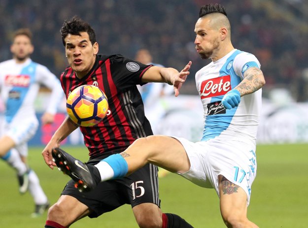 Marek Hamšík (vpravo) bojuje o loptu s Gustavom Gomezom z AC Miláno.
