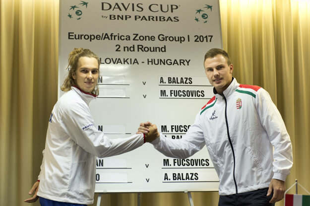 Lukáš Lacko (vľavo) nastúpi proti Mártonovi Fucsovicovi.