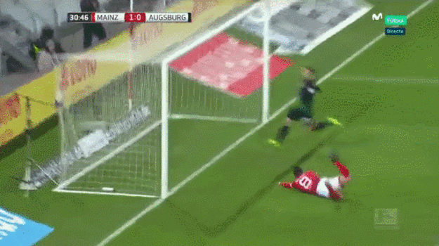 Levin Öztunali strieľa prvý a víťazný gól svojho tímu.