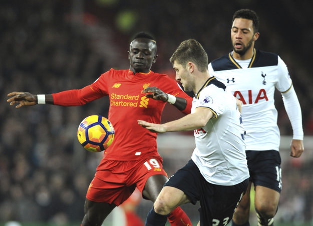 Hrdina Liverpoolu Sadio Mane (vľavo) bojuje o loptu s Benom Daviesom.