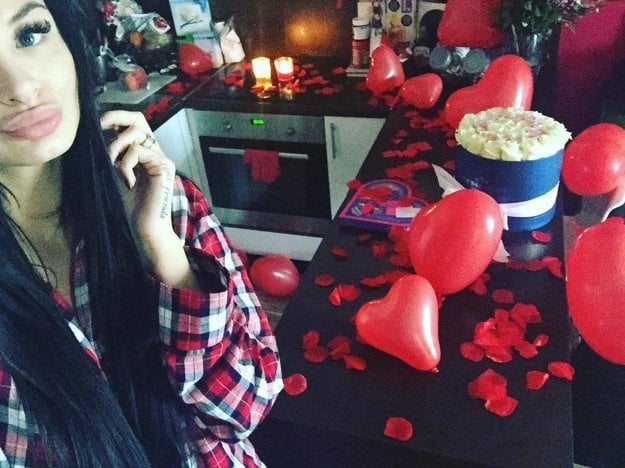 Valentínska kuchyňa. Takéto prekvapenie čakalo Zuzanu Plačkovú. Jej manžel René poňal sviatok skutočne veľkolepo a v kuchyni nájdete všetko, po čom ženy túžia. Kvety, čokoláda, lupienky ruží, sviečky, balóniky, len autor myšlienky sa kamsi vyparil. (zdroj: facebook)