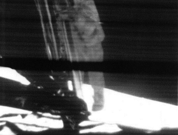 Záber z kamery ukazuje Neila Armstronga pri zostupe na povrch Mesiaca. (zdroj: NASA)