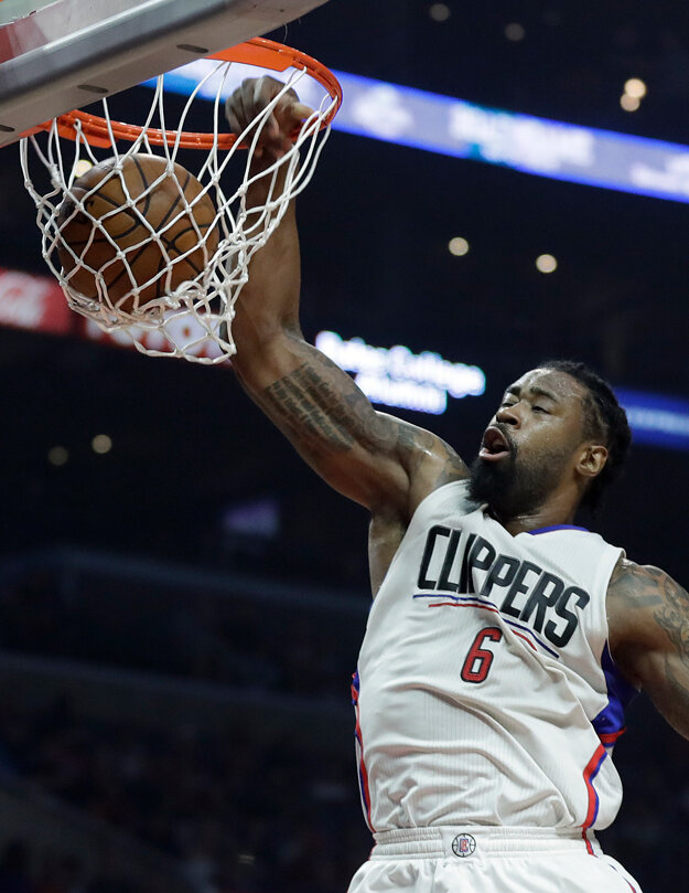 Hráč Clippers DeAndre Jordan zakončuje na kôš.