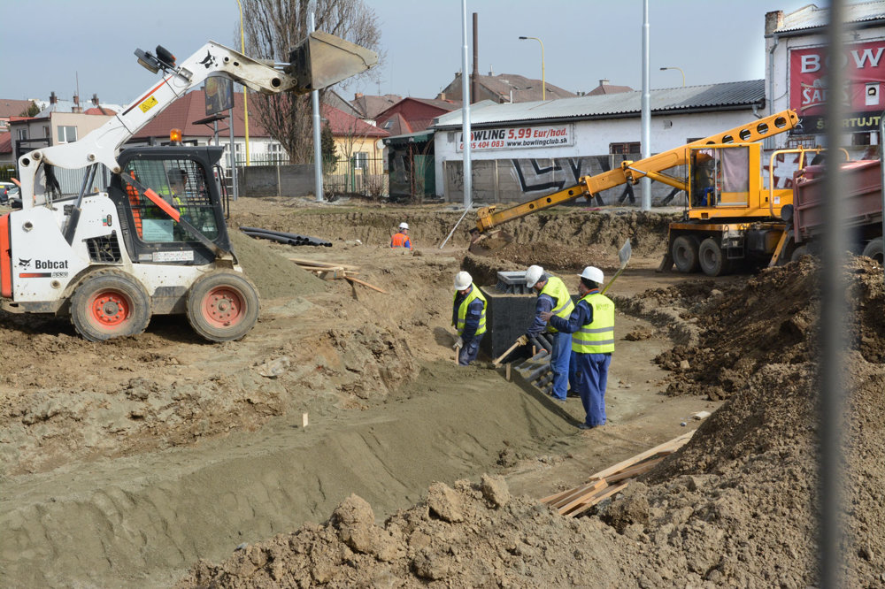 Obratisko Botanická záhrada. Na tomto úseku práce pokročili najviac. Stoja už nové stĺpy trakčného vedenia a výrazne pokročilo ukladanie inžinierskych sietí. Hotovo by malo byť do konca júna 2017.