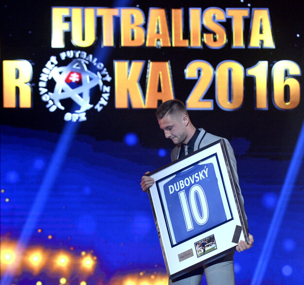 Milan Škriniar s ocenením pre najlepšieho mladého slovenského futbalistu za rok 2016.