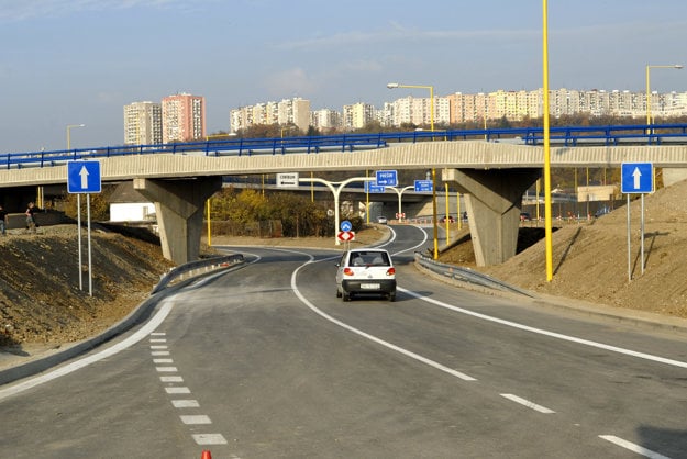 Po otvorení. Mimoúrovňové riešenie, hlavný ťah s tromi pruhmi, pre každý smer (Prešov, Michalovce a Južné nábrežie) jeden.  (zdroj: rosa)