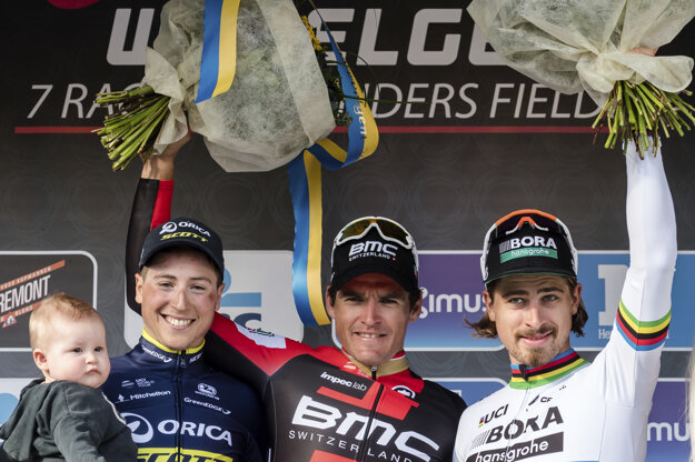 Zatiaľ poslednú klasiku Gent - Wevelgem vyhral Greg van Avermaet (v strede) pred Jensom Keukelairem (vľavo) a Petrom Saganom.