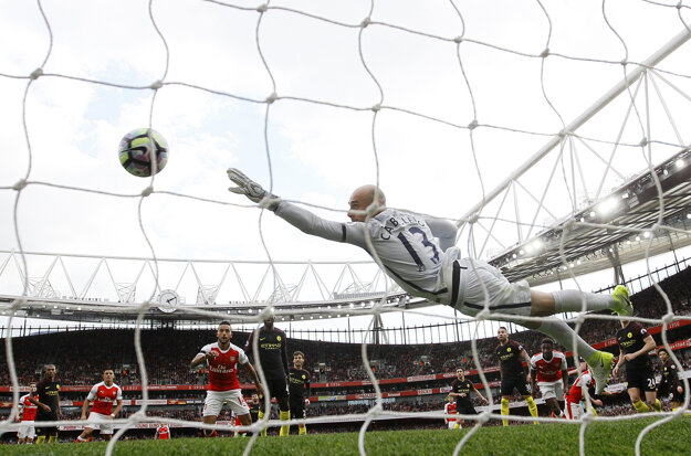 Brankár Manchesteru City Willy Caballero dostáva vyrovnávajúci gól na 2:2.