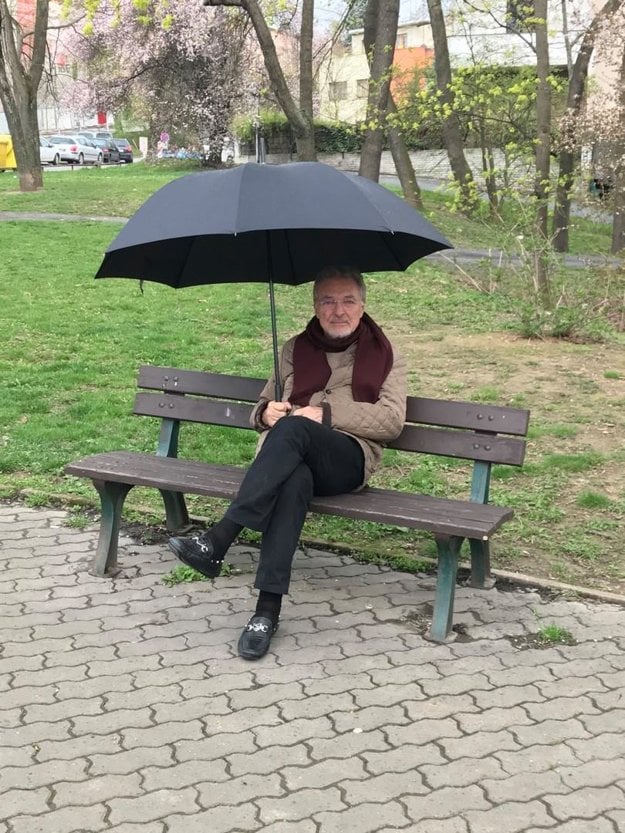 Karel Gott. Neúnavného Karla Gotta prinútila choroba trochu poľaviť a viac si vychutnávať krásy života. Stále však rozmýšľa nad novými projektmi a ako prezradil fanúšikom, na tejto lavičke sa vraj rodia najlepšie nápady. A to v každom počasí. (zdroj: facebook)