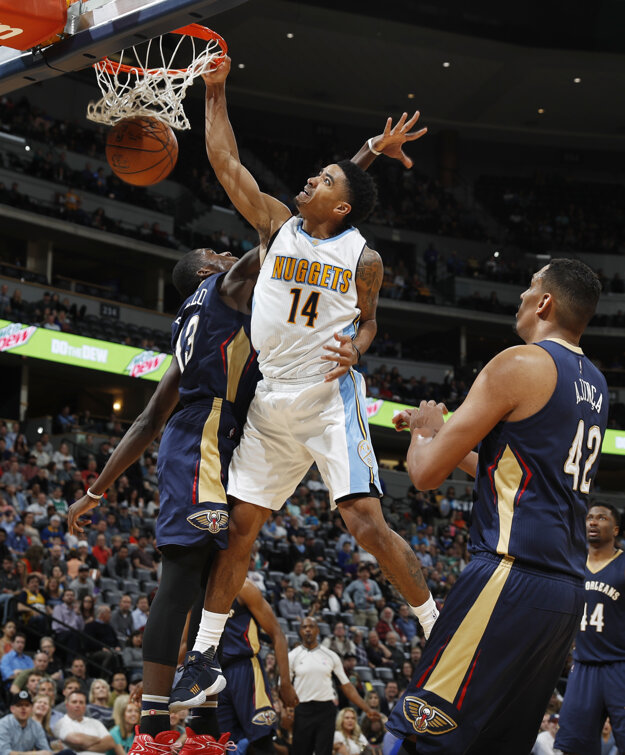Hráč Denveru Gary Harris zakončuje na kôš v zápase proti New Orleans.